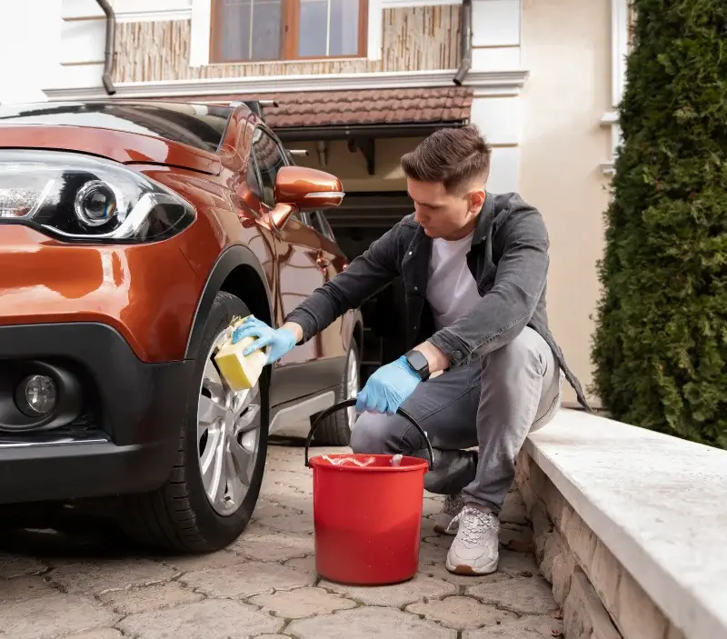 Lavage auto à domicile Tarascon-sur-Ariège : professionnel intervenant sur un véhicule